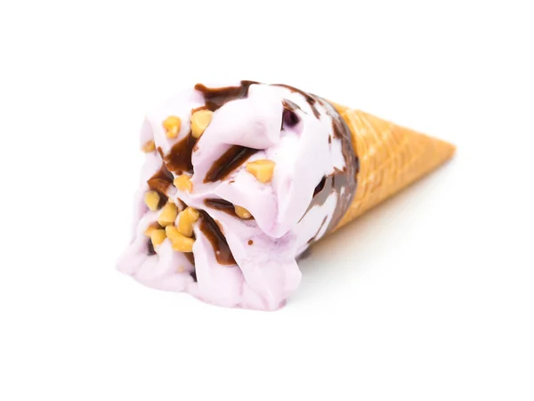 Cono de helado rosa derritiéndose sobre un fondo blanco — Foto de Stock