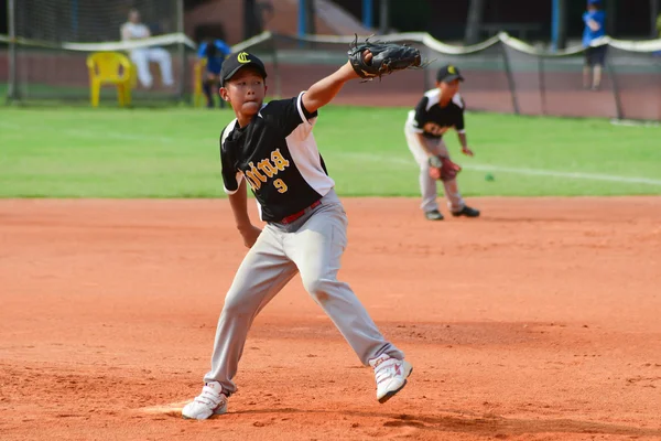 Arremessador de beisebol jogando uma bola — Fotografia de Stock