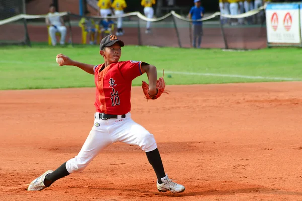 Baseballspieler wirft einen Ball — Stockfoto