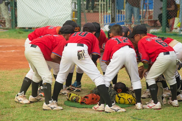 Spieler diskutieren und feuern sich bei einem Baseballspiel an — Stockfoto