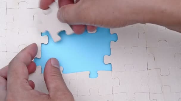 Dokončování posledních několik kusů hry, puzzle hry — Stock video