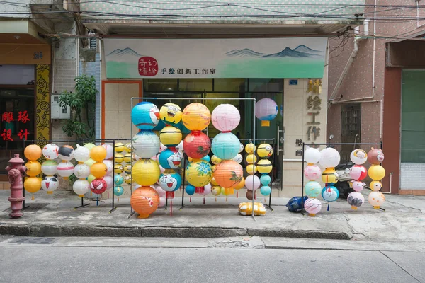 Lanternes en papier colorées vendues pour le festival de la mi-automne en Chine — Photo