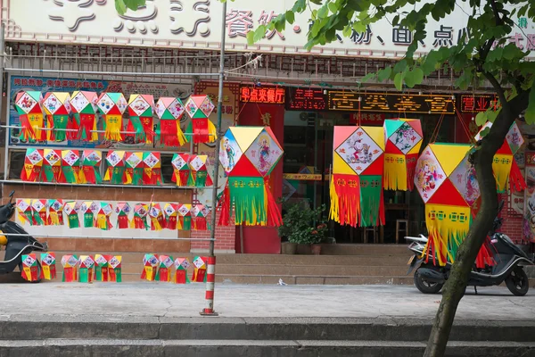 Lanternes en papier colorées vendues pour le festival de la mi-automne en Chine — Photo