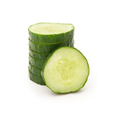 Beyaz bir arka plan üzerinde taze salatalık dilimleri biriktirecek