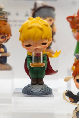 QingYuan GuangDong Çin - 5 Ekim 2025 Hirono x Le Petit Prince Pop Mart 'ın işbirlikçi kör kutu figürleri..