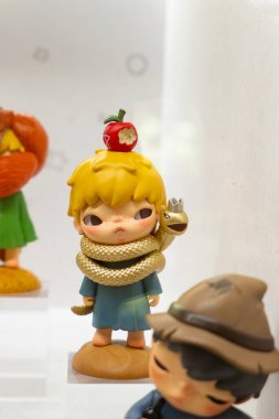 QingYuan GuangDong Çin - 5 Ekim 2025 Hirono x Le Petit Prince Pop Mart 'ın işbirlikçi kör kutu figürleri..