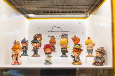 QingYuan GuangDong Çin - 5 Ekim 2025 Hirono x Le Petit Prince Pop Mart 'ın işbirlikçi kör kutu figürleri..