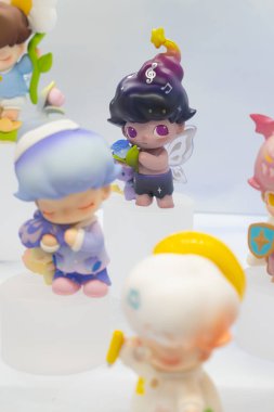 QingYuan GuangDong Çin - 5 Ekim 2025: DIMOO Weavring Wonders bebeği.