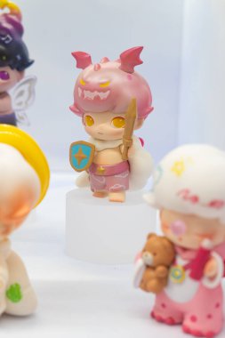 QingYuan GuangDong Çin - 5 Ekim 2025: DIMOO Weavring Wonders bebeği.