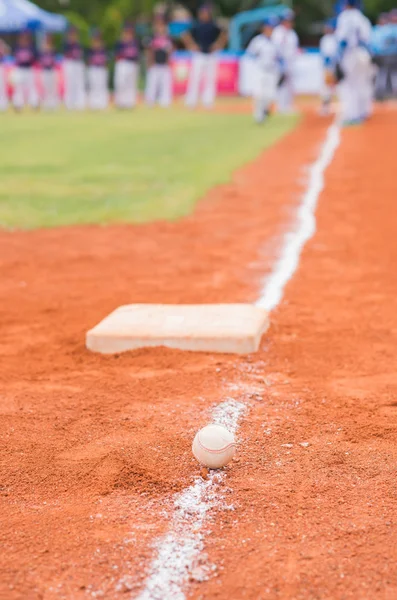 Baseball och bas på baseball området med spelare öva på bakgrund — Stockfoto