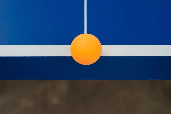 Pingpong bal raakt de rand van een blauwe pingpong tafel — Stockfoto