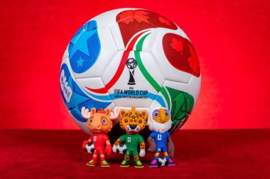 ZHONGSHAN Çin-20 Ekim 2025: resmi maskotlar ve 2026 FIFA Dünya Kupası için kırmızı üzerine yatay kompozisyon.