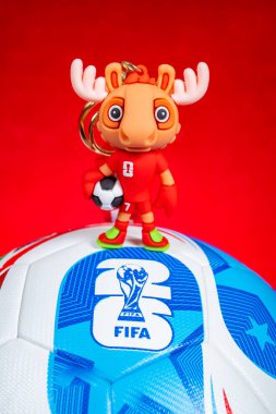 ZHONGSHAN Çin-19 Ekim 2025: resmi maskot Maple ve 2026 FIFA Dünya Kupası için kırmızı üzerine dikey kompozisyon.