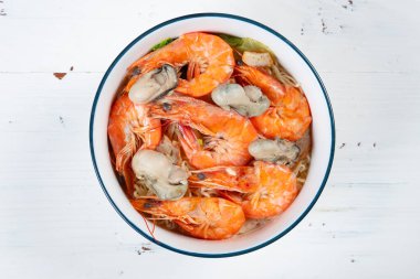 Üst manzara taze deniz ürünleri pirinç eriştesi karides ve istiridye ile yatay bileşim