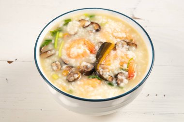 Açılı yılan balığı ve taze karides lapası yatay kompozisyonda.