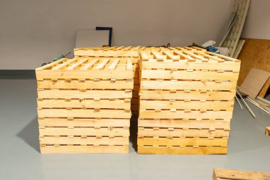 düzgün istiflenmiş ahşap palet sütunları