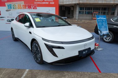 ZHONGSHAN GUANGDONG Çin - 24 Ekim 2025: beyaz bir Nissan N7 arabası.