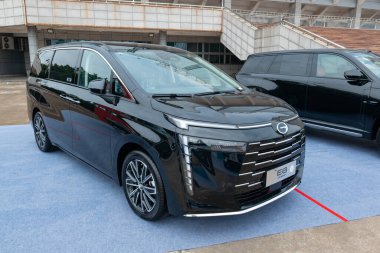 ZHONGSHAN GUANGDONG Çin - 24 Ekim 2025: siyah bir Trumpchi E8 PHEV otomobil.