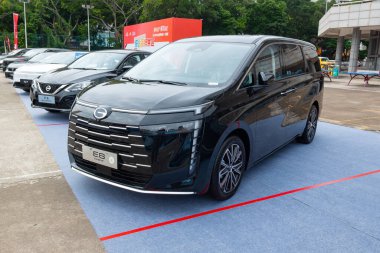 ZHONGSHAN GUANGDONG Çin - 24 Ekim 2025: siyah bir Trumpchi E8 PHEV otomobil.