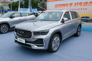 ZHONGSHAN GUANGDONG Çin - 24 Ekim 2025: Gümüş renkli Geely XingYue L arabası.