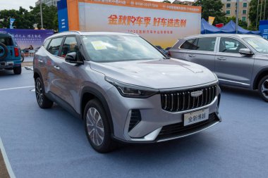 ZHONGSHAN GUANGDONG Çin - 24 Ekim 2025: gri bir Geely Boyue arabası.