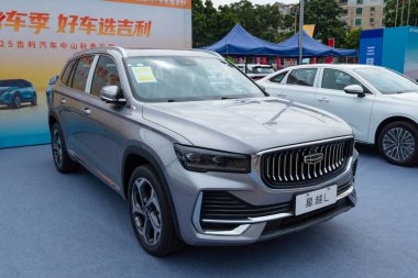 ZHONGSHAN GUANGDONG Çin - 24 Ekim 2025: Gümüş renkli Geely XingYue L arabası.