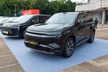 ZHONGSHAN GUANGDONG Çin - 24 Ekim 2025: siyah bir Trumpchi XiangWang S7 arabası.