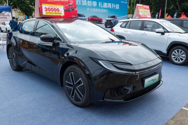 ZHONGSHAN GUANGDONG Çin - 24 Ekim 2025: siyah bir TOYOTA bz 5 otomobil.