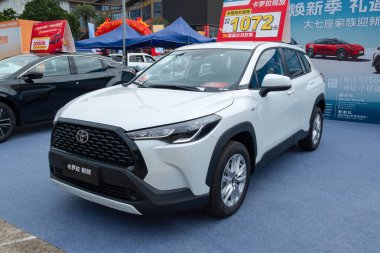 ZHONGSHAN GUANGDONG Çin - 24 Ekim 2025: beyaz bir COROLLA CROSS arabası.
