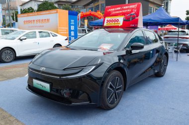 ZHONGSHAN GUANGDONG Çin - 24 Ekim 2025: siyah bir TOYOTA bz 5 otomobil.