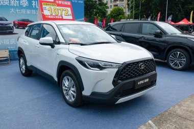 ZHONGSHAN GUANGDONG Çin - 24 Ekim 2025: beyaz bir COROLLA CROSS arabası.