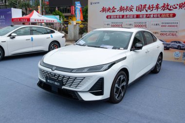 ZHONGSHAN GUANGDONG Çin - 24 Ekim 2025: Dördüncü nesil beyaz Changan Otomobil EADO arabası.
