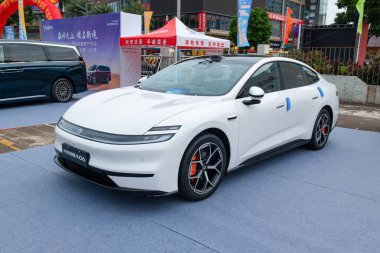 ZHONGSHAN GUANGDONG Çin - 24 Ekim 2025: beyaz bir Changan Otomobili QIYUAN.