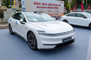 ZHONGSHAN GUANGDONG Çin - 24 Ekim 2025: beyaz bir Changan Otomobili QIYUAN.