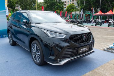 ZHONGSHAN GUANGDONG Çin - 24 Ekim 2025: siyah bir Crown Kluger arabası.