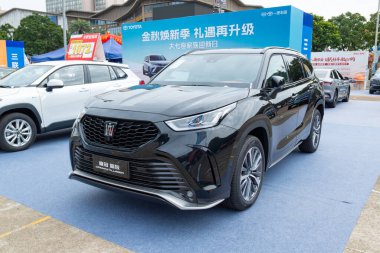 ZHONGSHAN GUANGDONG Çin - 24 Ekim 2025: siyah bir Crown Kluger arabası.