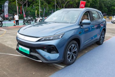 ZHONGSHAN GUANGDONG Çin - 24 Ekim 2025: açık mavi bir BYD Song Pro DM-i araba.