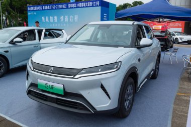 ZHONGSHAN GUANGDONG Çin - 24 Ekim 2025: açık gri bir BYD Yuan Up arabası.
