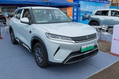 ZHONGSHAN GUANGDONG Çin - 24 Ekim 2025: açık gri bir BYD Yuan Up arabası.