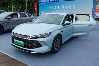 ZHONGSHAN GUANGDONG Çin - 24 Ekim 2025: açık mavi bir BYD Qin L DM-i araba.