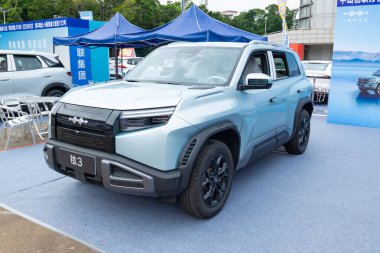 ZHONGSHAN GUANGDONG Çin - 24 Ekim 2025: açık mavi bir BYD Formula Leopar Tai 3 arabası.