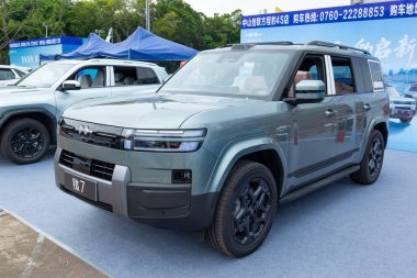 ZHONGSHAN GUANGDONG Çin - 24 Ekim 2025: gri bir BYD Formula Leopar Tai 7 arabası.