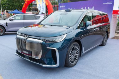 ZHONGSHAN GUANGDONG Çin - 24 Ekim 2025: Deniz mavisi bir Voyah Rüya Gücü arabası.