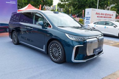 ZHONGSHAN GUANGDONG Çin - 24 Ekim 2025: Deniz mavisi bir Voyah Rüya Gücü arabası.