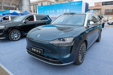 ZHONGSHAN GUANGDONG Çin - 24 Ekim 2025: Deniz mavisi bir SERES Aito M9 arabası.