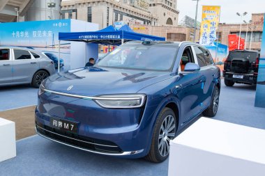 ZHONGSHAN GUANGDONG Çin - 24 Ekim 2025: Mavi bir SERES Aito M7 arabası.