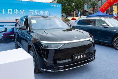 ZHONGSHAN GUANGDONG Çin - 24 Ekim 2025: siyah bir SERES Aito M8 otomobil.