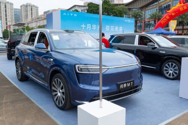 ZHONGSHAN GUANGDONG Çin - 24 Ekim 2025: Mavi bir SERES Aito M7 arabası.