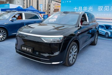 ZHONGSHAN GUANGDONG Çin - 24 Ekim 2025: siyah bir SERES Aito M8 otomobil.