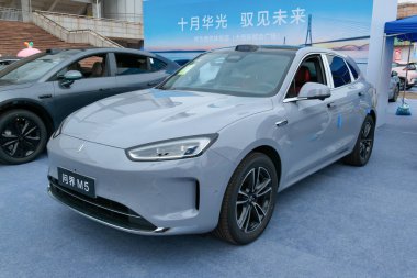 ZHONGSHAN GUANGDONG Çin - 24 Ekim 2025: gri bir SERES Aito M5 arabası.